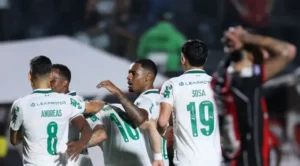 O-jogador-Mauricio_-da-SE-Palmeiras_-comemora-seu-gol-contra-a-equipe-do-EC-Vitoria_-durante-partida-1-696x385